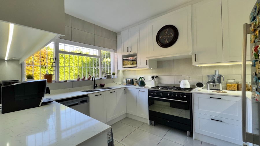 3 Bedroom Property for Sale in Roundhay Western Cape